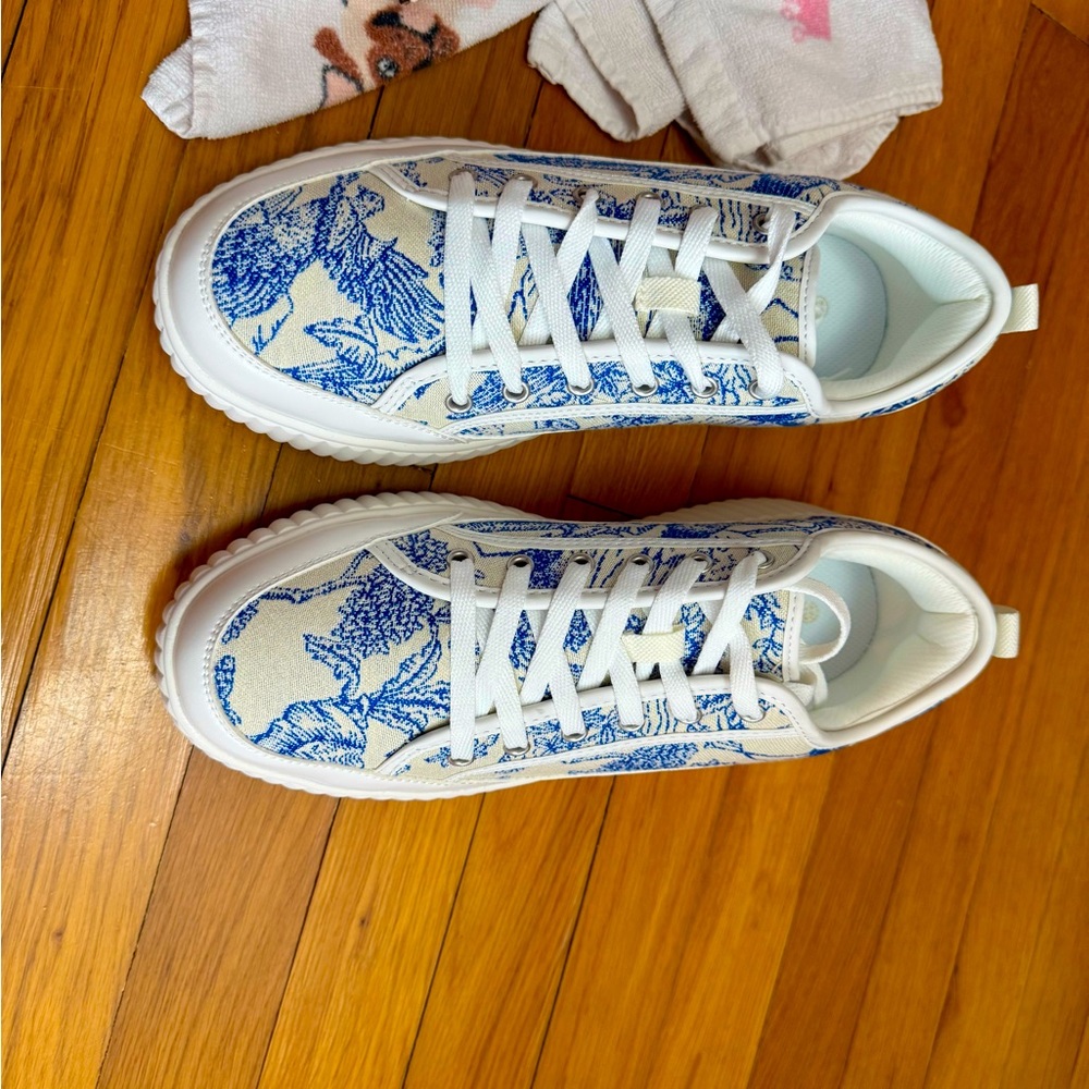 Chinoiserie Pattern Blue & White Canvas Toile Platform Sneakers NIB - Picture 4 of 11